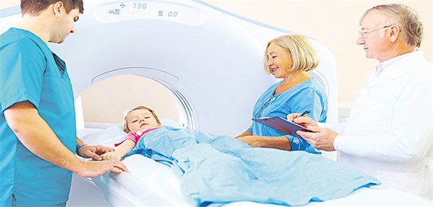 Welches Krebsrisiko bergen CT-Aufnahmen? Bereit fürs CT: Mögliche Spätfolgen der Diagnostik sind immer wieder Thema von Studien.