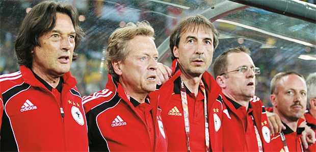 Nichts geht ohne Teamärzte und Physiotherapeuten Bereit fürs deutsche Team (von links): Mannschaftsarzt Dr. Hans Wilhelm Müller-Wohlfahrt, Physiotherapeut Klaus Eder, Physiotherapeut Wolfgang Bunz, Mannschaftsarzt Professor Tim Meyer, Zeugwart Thomas Mai.