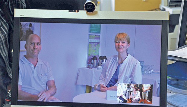 Nächtliche Videokonferenz mit dem Kinderarzt Bereit zur Video-Konsultation: Radiologe Dr. Christopher Lühken und Oberärztin Dr. Mechthild Wegner von der Universitätsmedizin Greifswald.