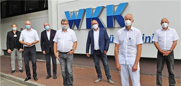 Stadt Brunsbüttel investiert 800.000 Euro in MVZ-Gründung Bereiten gemeinsam das hausärztliche MVZ der Stadt Brunsbüttel im Klinikgebäude vor: Thies Brehmer, Dr. Bernward Schröder (beide WKK), Harald Stender (hausärztlicher Koordinator), Dr. Stefan Krüger (niedergelassener Arzt), Bürgermeister Martin Schmedtje, Dr. Thomas Thomsen und Axel Schultz (beide WKK).