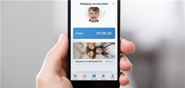 Impfpass auf dem Handy: Bereits 350 Patienten der Praxis von Dr. von Schreitter können ihn einsehen.