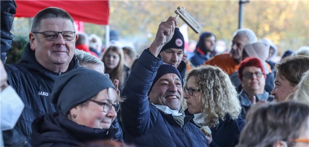 Beschäftigte am Uniklinikum Gießen/Marburg fordern Entlastung Bereits Ende November hatten die Beschäftigten sich zu einem Warnstreik vor dem privatisierten Uniklinikum Gießen und Marburg versammelt. Die Forderung: Tarifvertrag Beschäftigungssicherung.
