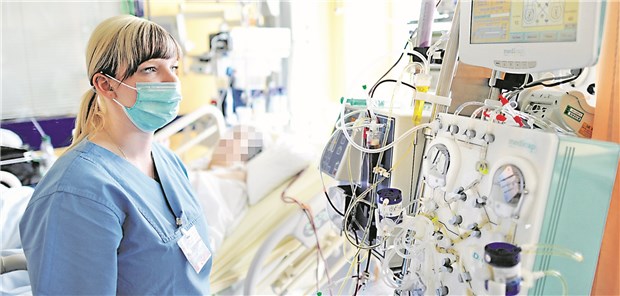 Untergrenzen allein reichen nicht aus! Bereits ab Januar gilt für Intensivstationen die neue Personaluntergrenze. Dann darf eine Pflegekraft – rein rechnerisch – tagsüber maximal für 2,5 Patienten zuständig sein.