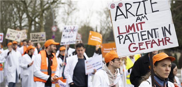 Erneuter Ärzte-Warnstreik in vielen Bundesländern am Donnerstag Bereits am 21. März gab es Warnstreiks von Klinikärzten wie hier in Berlin. Für Donnerstag hat der Marburger Bund zu einer zweiten Runde aufgerufen.