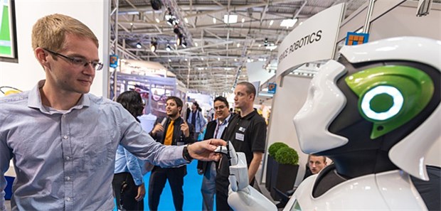 Mensch-Roboter-Interaktion: Messe zeigt innovative Lösungen Bereits auf der Automatica 2014 waren menschenähnliche Roboter einPublikumsmagnet.