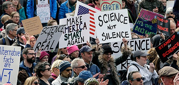 Demonstration für die Anerkennung von Wissenschaft Bereits im Februar gab es erste Proteste von Forschern gegen die Wissenschaftspolitik von US-Präsident Trump. Am 22. April sollen nun weltweit Demonstrationen den Stellenwert von faktenbasierter Wissenschaft untermauern.