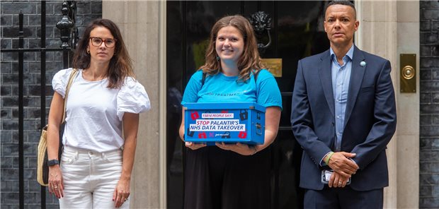 Bereits im September wurden am Sitz des britischen Regierungschefs in Downing Street Nr. 10 von Labour-Abgeordneten und Datenschutzaktivisten Unterschriften gegen den Vertrag des NHS mit der Firma Palantir übergeben.