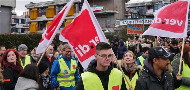 Streik an Unikliniken Gießen und Marburg angekündigt Bereits im letzten Jahr kämpften die Beschäftigten der Unikliniken in Gießen und Marburg für den Entlastungstarifvertrag. Nun wurde er unterzeichnet.