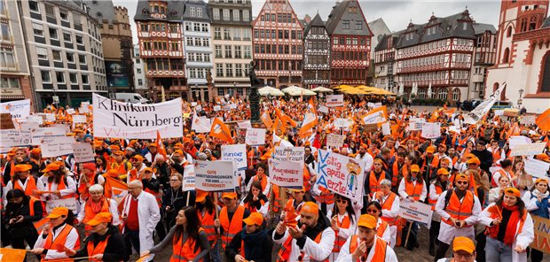 Ab Mittwoch Streik an kommunalen Kliniken in Baden-Württemberg Bereits über Monate ziehen sich die Tarifverhandlungen zwischen Marburger Bund und den kommunalen Kliniken hin. Das Bild zeigt eine Demonstration von MB-Mitgliedern im September.