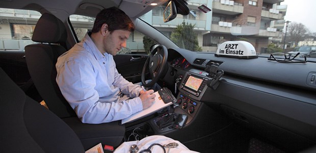 Das Smartphone holt Sand aus dem Getriebe Bereitschaft mit Fahrdienst und Hausbesuch: Die Organisation kann heute vereinfacht übers Web laufen.