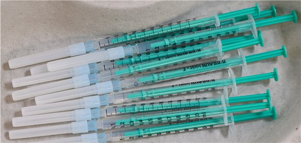 EMA-Änderung für Comirnaty macht Impfen in Praxen flexibler Bergeweise Corona-Impfstoff von BioNTech/Pfizer – das erwartet das BMG ab Juni.