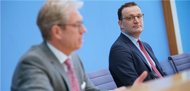 Corona-Impfstart: Hausärzte bestellen 1,4 Millionen Impfdosen Berichteten am Donnerstag, wie der Impfstart in den Hausarztpraxen laufen soll: Bundesgesundheitsminister Jens Spahn (r.) und KBV-Chef Dr. Andreas Gassen.