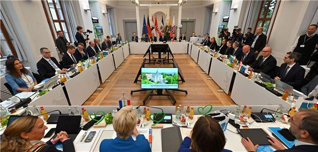 Regierungschefs der Ost-Länder fordern mehr Beinfreiheit bei der Krankenhausreform Berieten auch über die Krankenhausreform: Die Ministerpräsidenten und Ministerpräsidentin der ostdeutschen Länder bei ihrem Treffen auf Schloss Ettersburg bei Weimar.