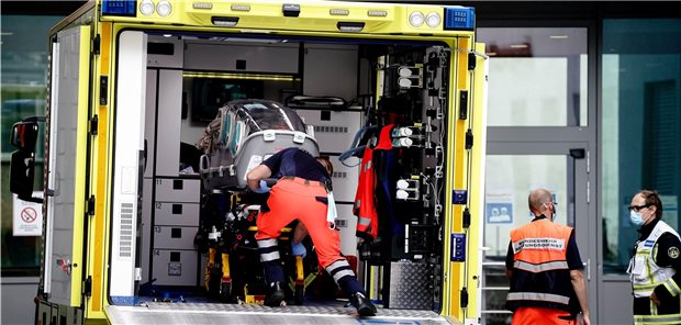 Alexej Nawalny: Nicht der erste prominente Patient der Charité Berlin: Sanitäter vom Bundeswehr Rettungsdienst bringen die Spezialtrage, mit der Alexej Nawalny in die Charité eingeliefert wurde, zurück in den Krankenwagen.