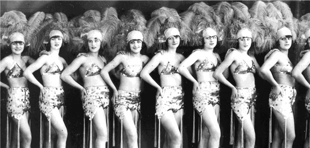 Der Traum von neuen Goldenen Zwanzigern Berlin den 20er Jahren: Schmelztiegel aus Armut, Mode, Theater, Filmindustrie – und Nachtleben: Revue-Girls des Damenballetts Ehed Karina in Berlin, um 1920.