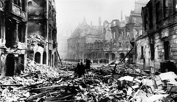 Kriegstrauma wird zum Problem Berlin nach einem Bombenangriff im April 1945: Menschen bahnen sich einen Weg durch die Trümmer. Noch heute wirken die Traumatisierungen des Krieges bei alten Menschen nach.