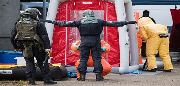 Berliner proben Terrorangriff mit Pestbakterien Berlin probt den Ernstfall. Szene beim Terrorszenario mit schwerbewaffneter Polizei und Seuchenexperten bei der Überprüfung eines Statisten.