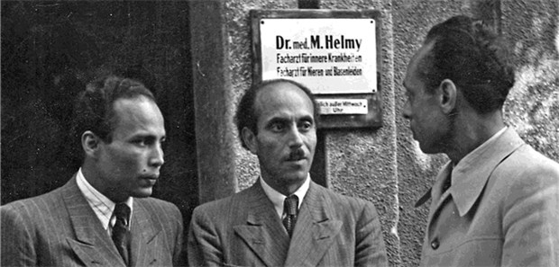 Ägyptischer Arzt rettet jüdische Bürger in Nazideutschland Berliner Arzt mit ägyptischen Wurzeln: Mod Helmy im Gespräch mit den ägyptischen Kollegen Bassuoni und Sabet (v. r.).