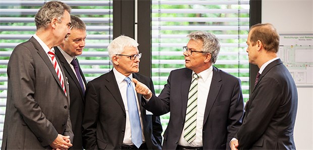 Präzise Ansage für den GBA "Berliner Erklärung" formuliert zehn Postulate für wirksamere Position (v.l.): Professor Markus Lerch, DGVS-Vorstand, Dr. Johannes Bruns, Generalsekretär der Deutschen Krebsgesellschaft, Dr. Georg Ralle, Generalsekretär des Netzwerks gegen Darmkrebs, GBA-Vorsitzender Josef Hecken und Professor Michael Hallek, stellvertretender Vorsitzender der DGIM.