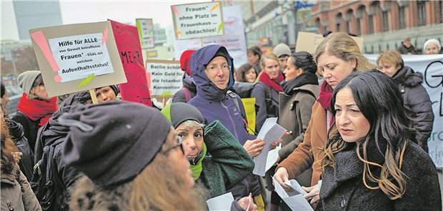 Hausärzte müssen mehr über häusliche Gewalt wissen Berlins Gesundheitssenatorin Kalayci (r.) mit Demonstrantinnen am Internationalen Tag gegen Gewalt an Frauen.