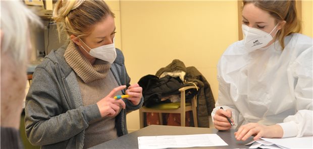 Berufen sich Ärzte bei der Impf-Aufklärung auf Halbwissen oder Verschwörungstheorien, gehen sie ein erhebliches haftungsrechtliches Risiko ein. (Symbolbild)