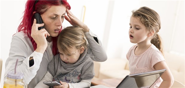 Berufstätig – da bleibt oft wenig Zeit für die Kinder. (Symbolbild mit Fotomodellen)