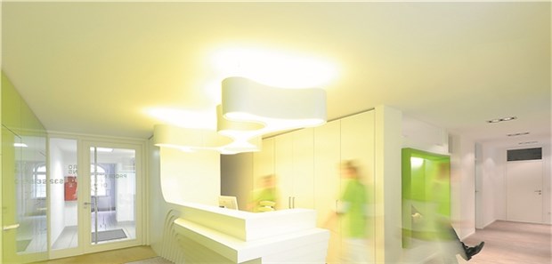 Beruhigende Farben und Lichtakzente: Vielen Patienten ist das Ambiente in einer Arztpraxis wichtig.