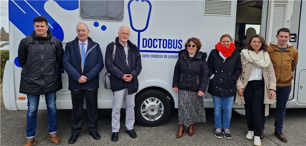 Besatzung des „Doctobus“ im nordfranzösischen Evreux vor einem Einsatz.
