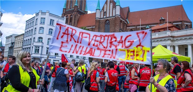 Erneut Warnstreik bei der AOK Nordost Beschäftigte der AOK Nordost fordern bei der Protestaktion auf dem Schweriner Marktplatz die Einhaltung der Tarifverträge.