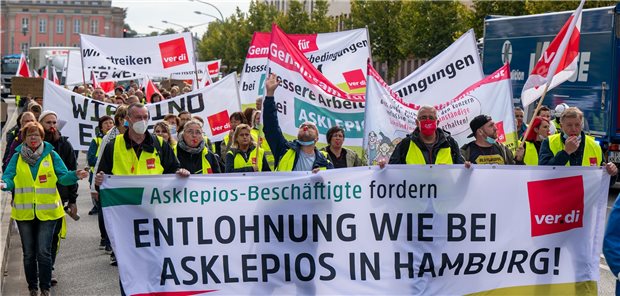 Asklepios-Kliniken: Über 90 Prozent stimmen für unbefristeten Streik Beschäftigte der Asklepios-Kliniken aus Brandenburg an der Havel, Teupitz und Lübben bei einer Demo am 21. September. Sie fordern die gleiche Entlohnung wie bei Asklepios in Hamburg.