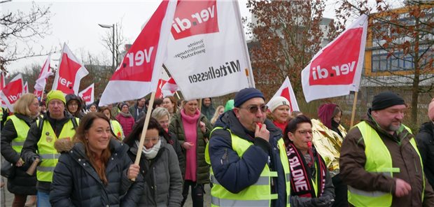 Beschäftigte des Marburger Uniklinikums demonstrieren am Faschingsdienstag für mehr Geld.