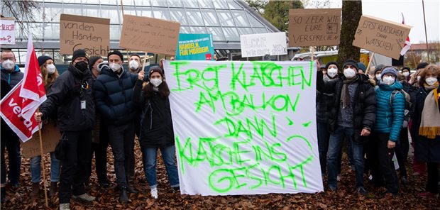 Streiks an Unikliniken in mehreren Bundesländern Beschäftigte im Gesundheitswesen nahmen vor dem Klinikum in Großhadern am Warnstreik teil.