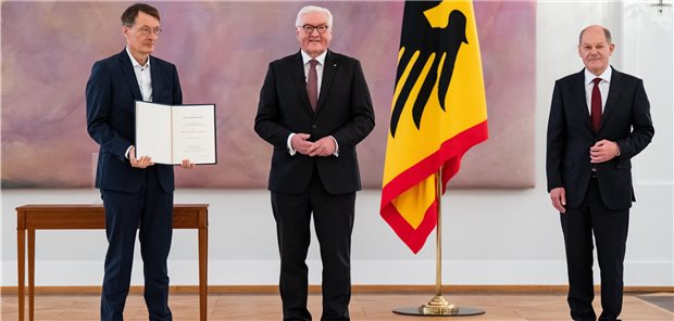Scholz übernimmt als Bundeskanzler – und Lauterbach als Gesundheitsminister Besiegelt: Karl Lauterbach, neuer Bundesminister für Gesundheit, hat von Bundespräsident Steinmeier im Schloss Bellevue die Ernennungsurkunde erhalten. Zuvor hatte Bundeskanzler Olaf Scholz seine Urkunde bekommen.