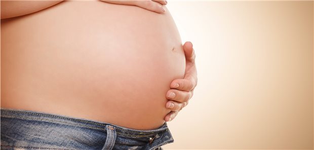 Besonders Schwangere können sensorbasierte Geräte zur Glukosemessung unterstützen.