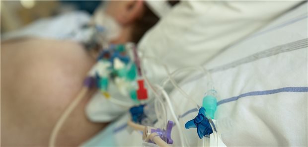 Besonders auf Intensivstationen sind Ärzte im Arbeitsalltag öfter mit der Frage konfrontiert, ob bei bestimmten Patienten bereits der irreversible Hirnfunktionsausfall eingetreten ist.