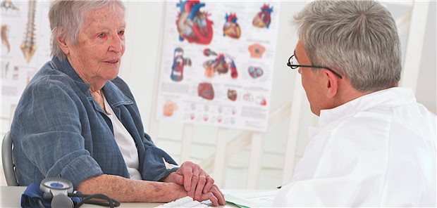 Besonders bei Senioren mit schweren Lungen- oder Herz-Kreislauf-Vorerkrankungen sollte die RSV-Impfung erwogen werden, heißt es in dem Positionspapier (Symbolbild).