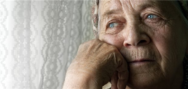 Besonders die Lockdown-Phasen während der Pandemie haben bei alten Menschen zur Vereinsamung und Depressionen geführt. dundanim / stock.adobe.com (Symbolbild mit Fotomodell)