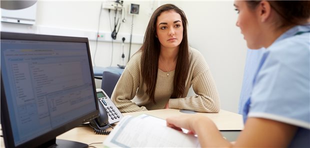 Besonders fortgebildete MFA sollen Angehörige von Patienten mit Darmkrebs auf die Vorsorge ansprechen.