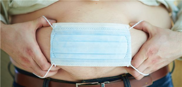 Verursachen Coronaviren im Fettgewebe schwere COVID-19 bei Adipositas? Beim Anziehen muss darauf geachtet werden, dass der Rand eines Mund-Nasen-Schutzes dicht am Gesicht anliegt. So können weniger Atempartikel an den Rändern vorbeiströmen.