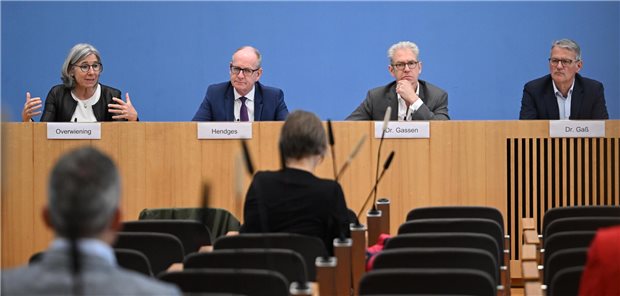 Gabriele Regina Overwiening (l-r) ABDA-Präsidentin, Martin Hendges, Vorstandsvorsitzender der KZBV, Andreas Gassen, Vorstandsvorsitzender der KBV, und Gerald Gaß, Vorstandsvorsitzender der DKG, am Donnerstag in Berlin.