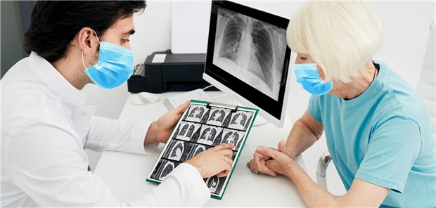 Besprechung des Lungenbefundes nach überstandener Coronaerkrankung: In einer Metaanalyse fanden sich bei 32 Prozent der nachuntersuchten Erkrankten Zeichen einer Fibrose – bei 36 Prozent nach sechs und 26 Prozent nach zwölf Monaten.
