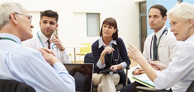 Entscheidungen im Team entlasten viele Ärzte Besprechung in einem multiprofessionellen Team: Bei ethischen Fallbesprechungen soll jeder seine Beobachtungen und Einschätzungen mitteilen. Die dann getroffene Entscheidung verteilt sich auf mehrere Schultern.