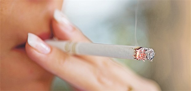 Gefährlicher Glimmstängel - besonders für Jüngere Besser Finger weg von der Zigarette: Auf alle Altersgruppen bezogen, haben Raucher laut Studie ein dreimal höheres STEMI-Risiko als Nichtraucher.