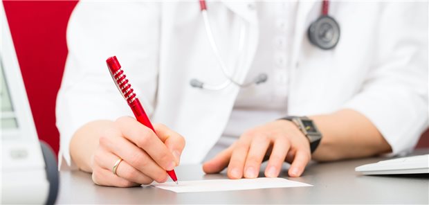 Streit um E-Rezept-Pilot im Norden Besser doch stur auf Papier? Ein Hausarzt in Schleswig-Holstein musste erfahren, dass Versuche mit dem E-Rezept Abmahnrisiken bergen. Kzenon / stock.adobe.com