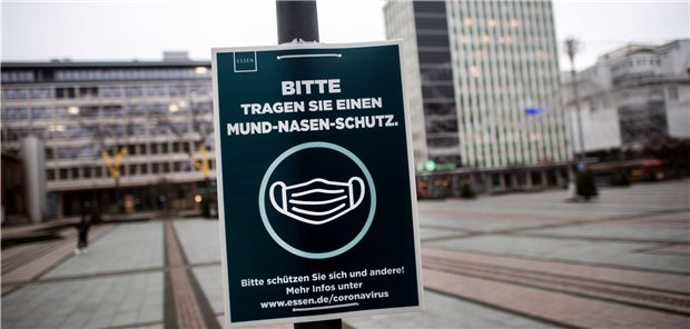 BÄK-Chef: Neue Corona-Einschränkungen „sinnvolle Vorsichtsmaßnahme“ Besser gar nicht raus, heißt die Devise nach dem Treffen mit der Kanzlerin. Und wenn doch, dann nur mit Maske wie hier auf dem menschenleeren Essener Kennedyplatz.