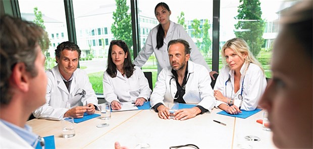Verderben viele Ärzte den Brei? Nein! Besser im Team? Konstanzer Forscher glauben, dass es auch bei Ärzten eine Schwarmintelligenz gibt.