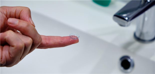 Besser nicht: Wer Kontaktlinsen mit Leitungswasser säubert, riskierte Augeninfektionen.