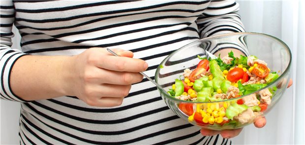 Besser nicht für Schwangere – Salat mit Thunfisch: Das im Fisch enthaltene Methylquecksilber kann das zentrale Nervensystem insbesondere von ungeborenen Kindern schädigen.