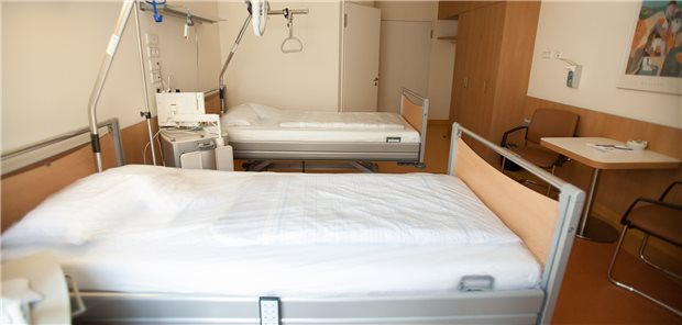 Besser stationär: Unter den derzeitigen Bedingungen ist eine angemessene ambulante Versorgung von CAP-Patienten, speziell im Pflegeheim, kaum möglich. Zu dieser Einschätzung kamen Pneumologen beim DGP-Kongress.



