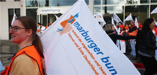 Tarifgespräche für Ärzte an Unikliniken auf 6. März vertagt Bessere Arbeitsbedingungen und mehr Gehalt für ihre Mitglieder gehören zu den zentralen Forderungen des Marburger Bundes, der diese Woche daher auch zu einem Warnstreik – hier vor der Uniklinik Jena – aufgerufen hatte.